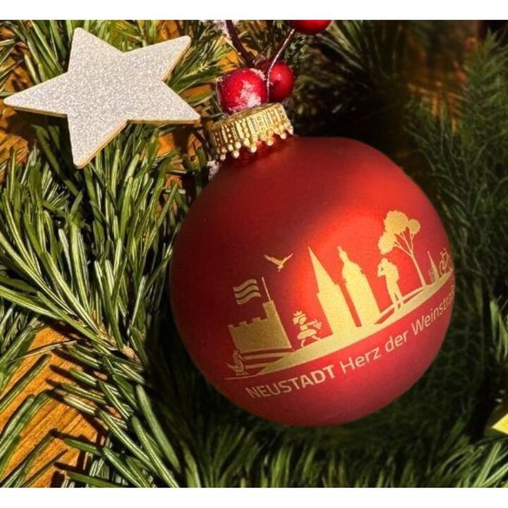 Rote Weihnachtskugel Skyline